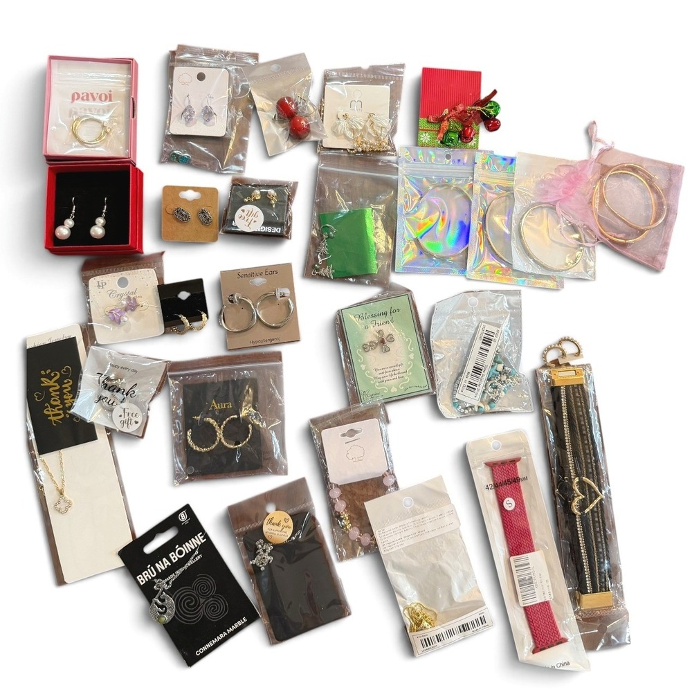 30 Pc Fashion Jewelry & Accessories Lot Earrings Bracelets Necklaces